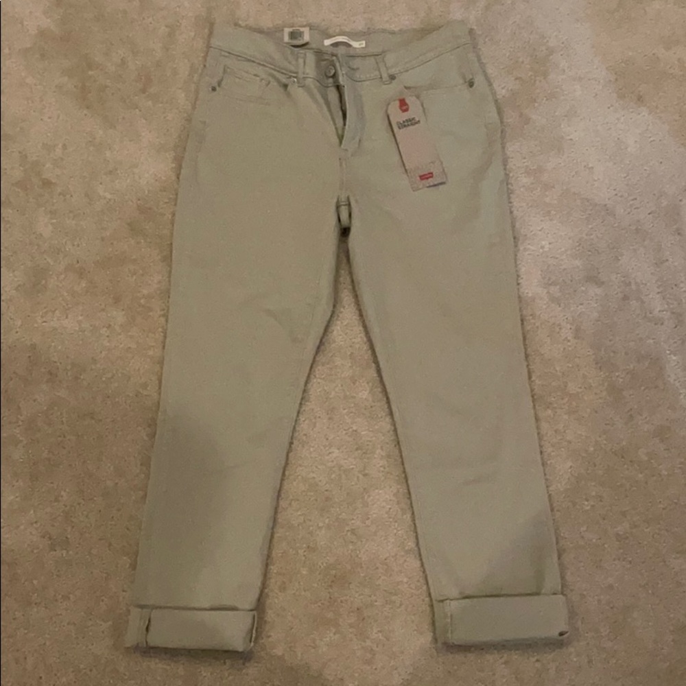 Levi’s Ankle cropped khakis